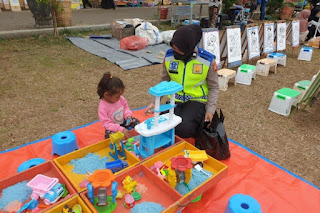 Kabid Humas Polda Jabar : "Polwan Sahabat Anak"  Bagikan Snack, Susu, dan Buku Kepada Anak-Anak