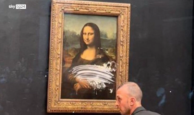 Louvre: un visitatore lancia torta contro la Gioconda