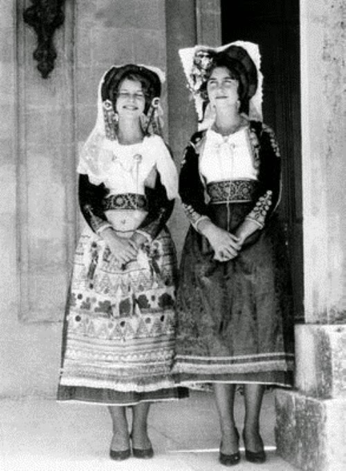 Sofia e Irene con traje típico