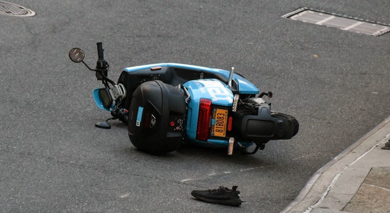  Un dominicano grave y otro lesionado al estrellarse contra poste en pasola Revel en el Alto Manhattan