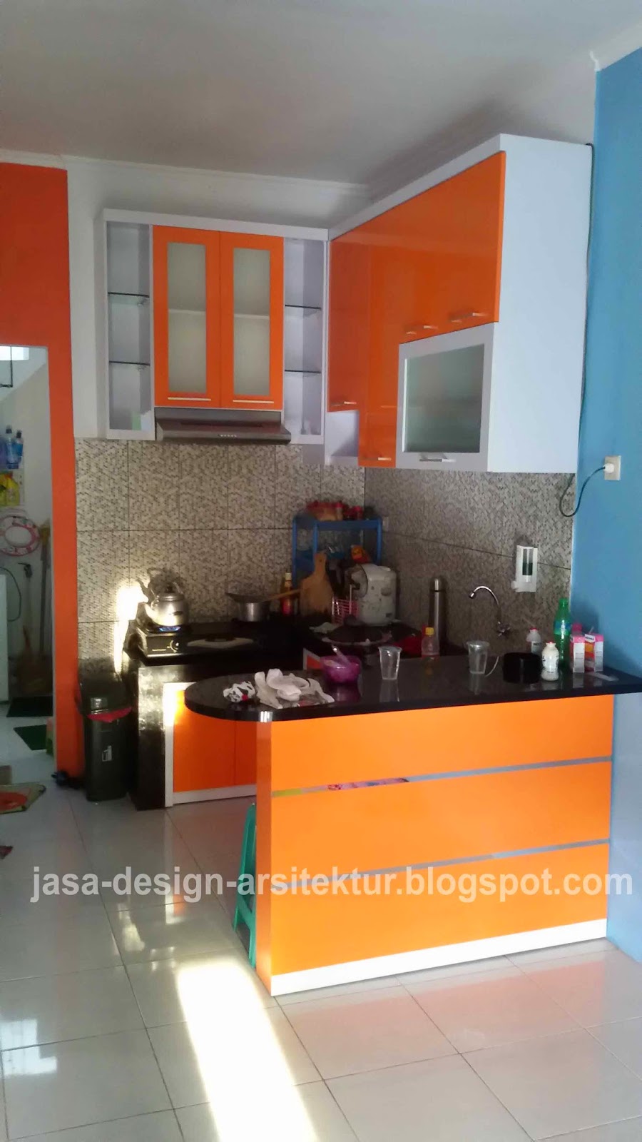 Kontraktor Interior Surabaya Sidoarjo desain kitchen set warna orange  kombinasi putih