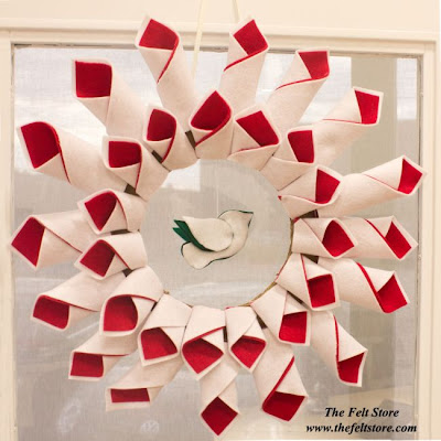 http://thefeltstore.blogspot.co.uk/2014/11/felt-christmas-wreath-tutorial.html