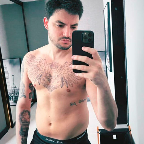 Felipe Neto sem camisa