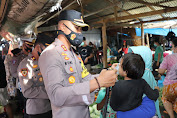 Kepedulian Kapolres Soppeng Pimpin Langsung Pembagian Masker di Pasar Sentral 