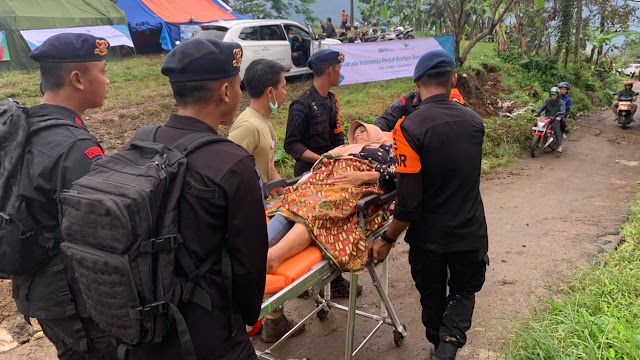 Pertolongan di Desa Terisolir, Brimob Polri Bantu Evakuasi Korban Gempa Cianjur
