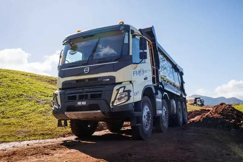 Volvo FMX MAX 8x4 basculante em estrada de terra