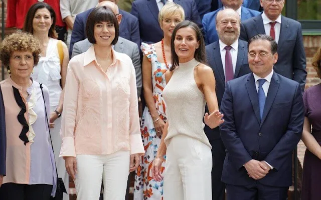 Queen Letizia wore a new beige, natural ribbed halter top by Massimo Dutti. The Queen wore white trousers by Carolina Herrera