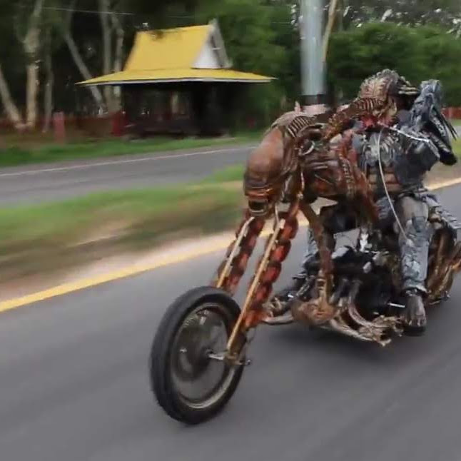 Predator Rides a Alien Xenomorph Motorcycle : エイリアンのゼノモーフを捕まえて、チョッパーに改造したプレデターが、狩りのハンティングに向かうらしいクールな爆走風景 ! !