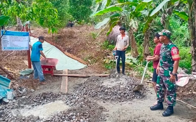 Komsos dengan Pengecor Jalan, Babinsa Rizal Akbar Imbau Pekerja Mengutamakan Keselamatan Kerja