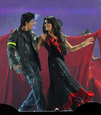 More pictures of Srk and Priyanka Chopra performing at New Age Friendship Concert