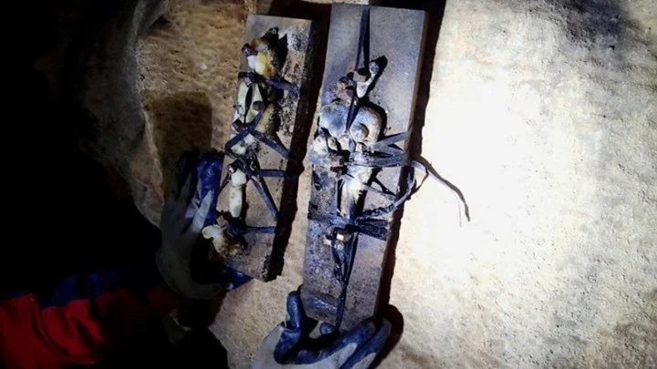 Τελετές μαύρης μαγείας και κούκλες βουντού σε σπήλαιο στο Θέρμο - Τρομοκρατημένοι οι κάτοικοι 