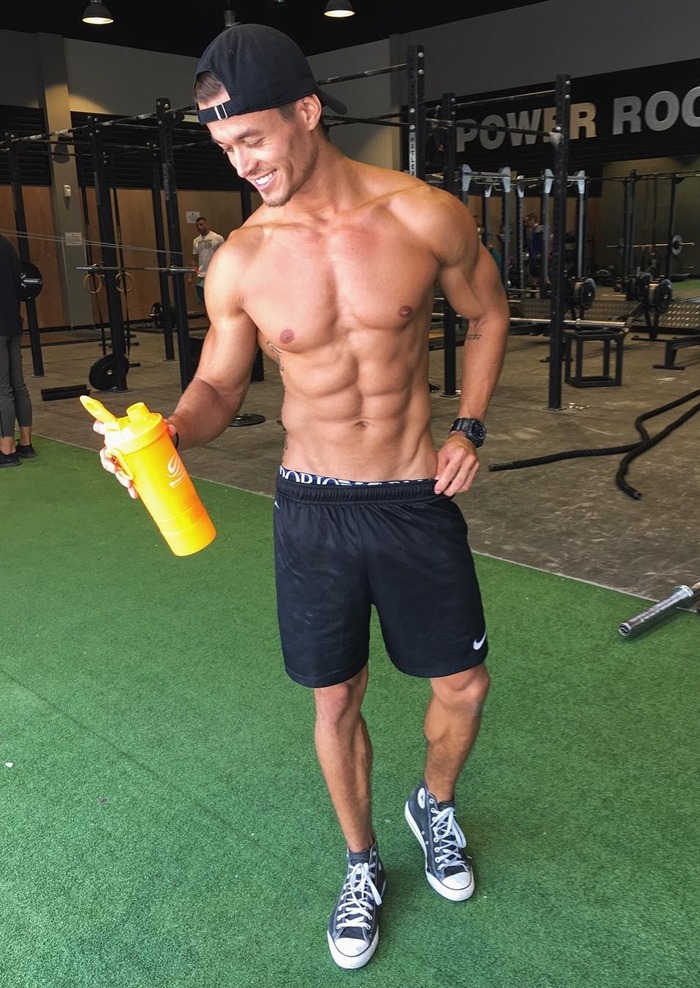 hot-shirtless-muscle-guy-abs-smile-drinking