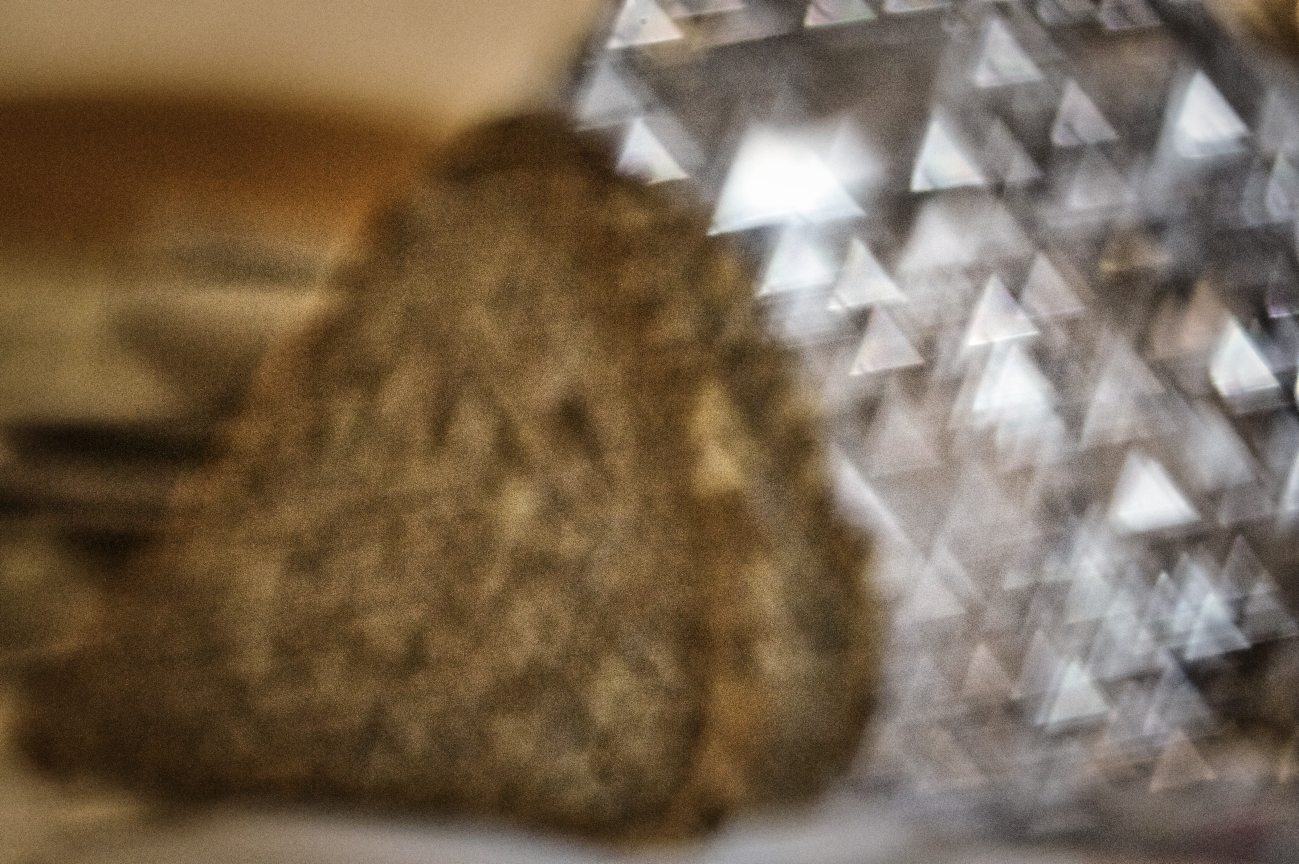 Täglich ein Bild — 01.07.2022 — 182.Tag — Bild #182 — pingpongpeng #37| Dreieckiges Löwenbrot auf Dreiecksblende| Altglasfotografie |