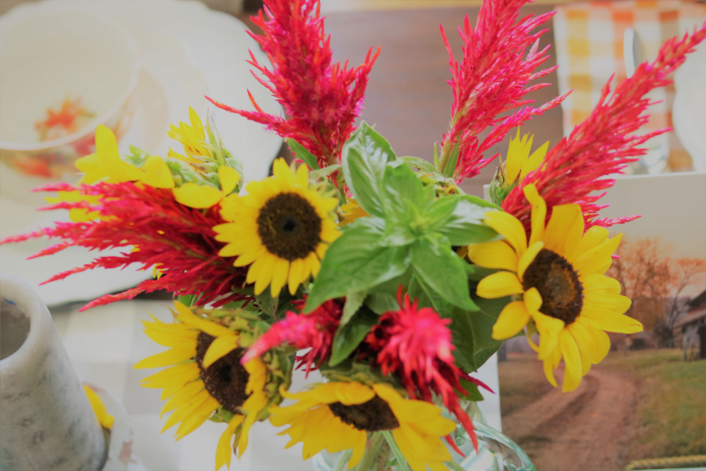 bouquets-glass-vases-flowers-sunflowers-centerpiece-farmhouse-athomewithjemma