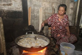 Apabila bertanya pada Mbah Google tentang salah satu kuliner Mendeso yang terbaik, pasti diantara beberapa review ada yang menyarankan untuk menyantap hidangan Opor Ayam Pak Pangat. Kenapa ?? Masak Opor Ayam di tungku jam 8 pagi, jam 12 sudah habis dipesan. Apalagi di hari libur, para pembeli wajib mengisi daftar list pemesanan pada 3 hari sebelumnya.