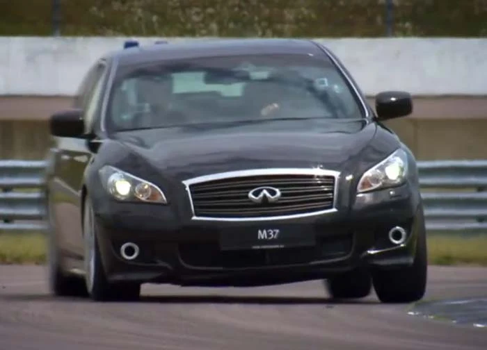 Mark Webber testa o Infiniti M37