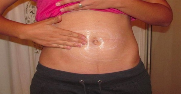 She wraps plastic on her belly. The result when she wakes up was unbelievable! 