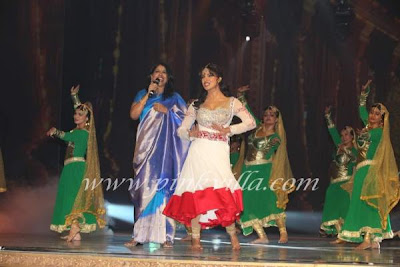 Priyanka, SRK & Other Celebrities perform at the GIMA awards !