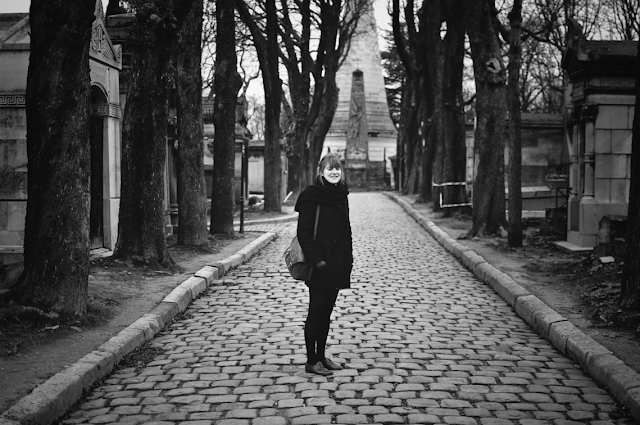 paris, père lachaise, cimetière, gris, grey, rose, pink, france, walk, shoes, chaussures, bag, trees, death, grave, tombe, cemetery, lifestyle, winter, cold