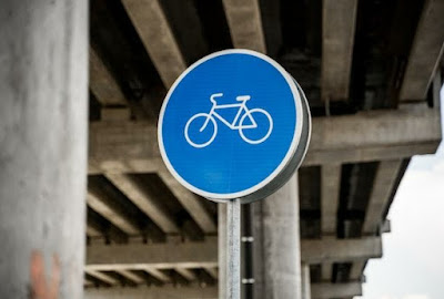 A bike lane sign