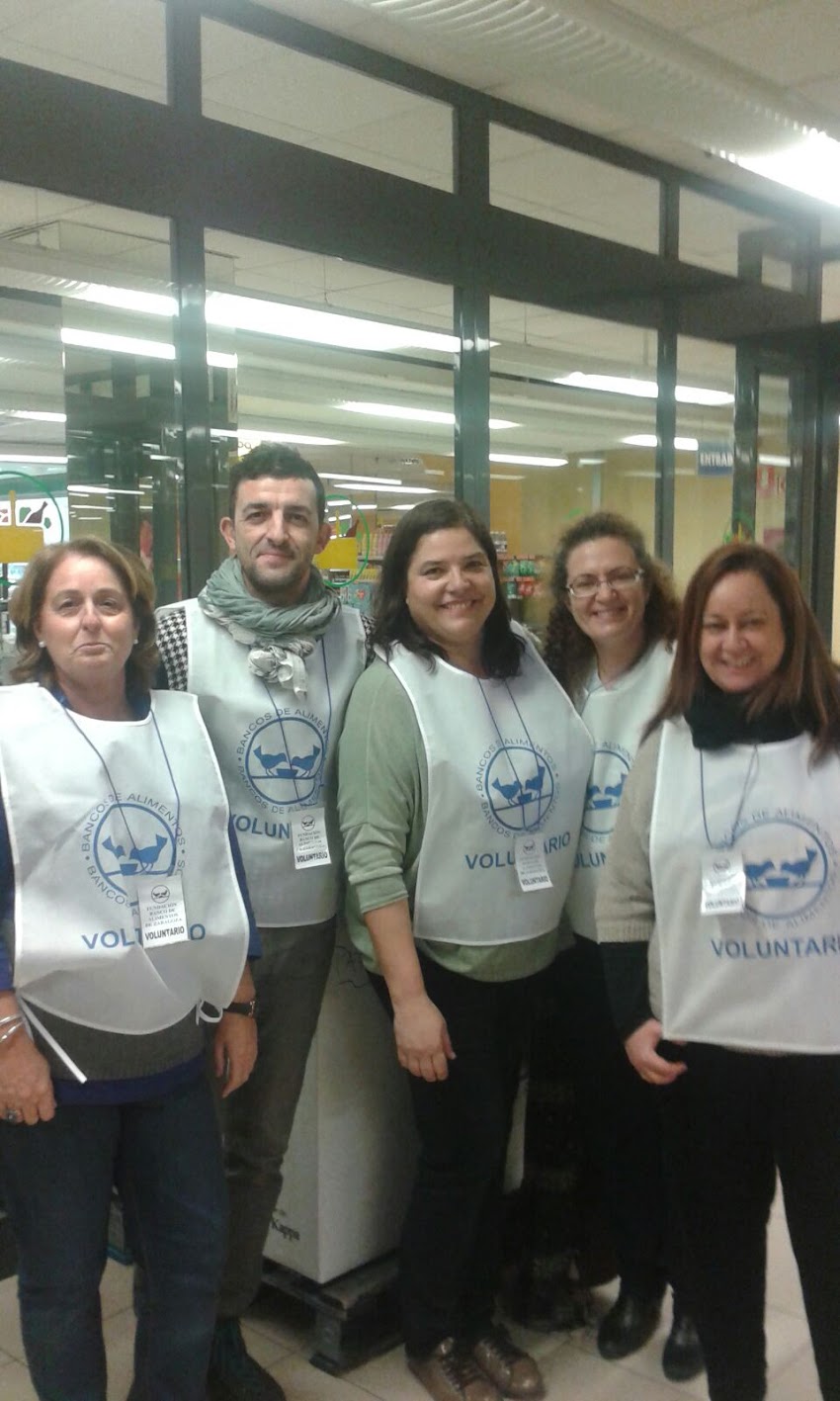 VOLUNTARIOS EN LA CAMPAÑA DE RECOGIDA DE ALIMENTOS