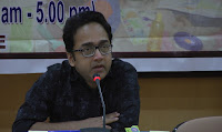 Rajat Chaudhuri conducting a short story workshop at National Library