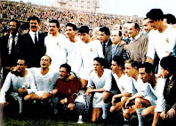 REAL MADRID C. F. - Madrid, España - Temporada 1956-57 - Villalonga (entrenador), Miguel Muñoz, Rafa Lesmes II, Marquitos, Benedicto (masajista), Rial; Torres, Di Stéfano, Juan Alonso, Mateos, Zárraga, Kopa y Gento - REAL MADRID 2 (Di Stéfano y Gento), FIORENTINA 0 - 30/05/1957 - Copa de Europa, final - Madrid, estadio Santiago Bernabeu - El REAL MADRID celebra haber ganado la 2ª Copa de Europa