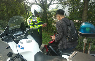 Personel Satlantas Polresta Serkot Tegur Pengendara Motor Yang Tidak Pakai Helm