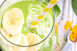 TROPICAL FRUIT AND SPINACH GREEN SMOOTHIE
