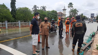 Sekda Kapuas Hulu Tinjau Langsung Pembersihan Sampah Pasca Banjir