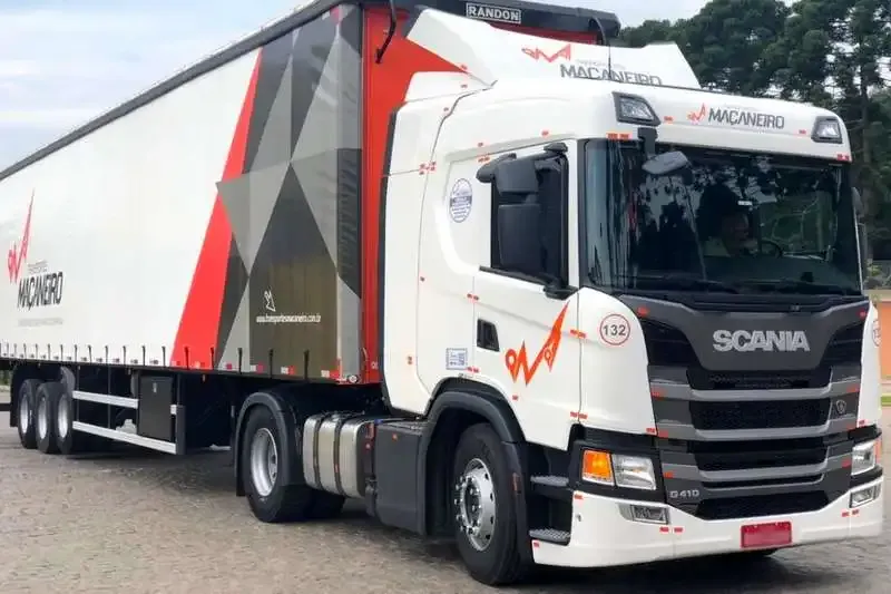 Scania G410 com carreta sider da Transportes Maçaneiro