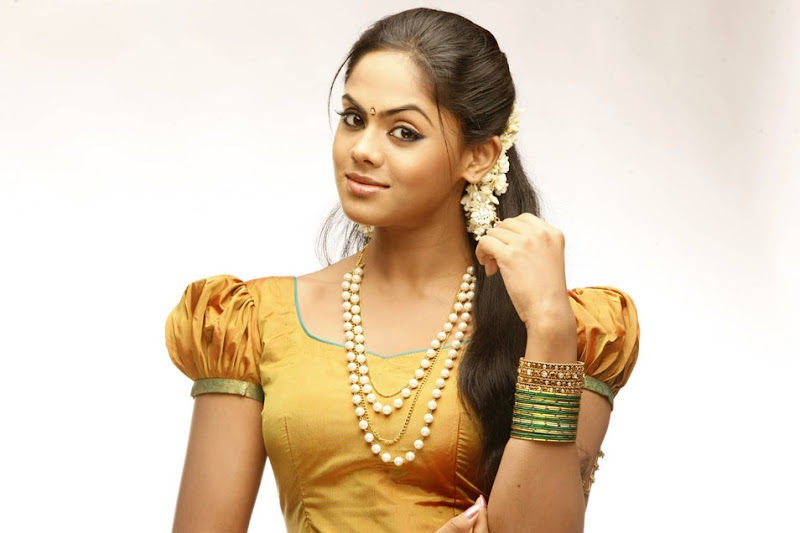 Actress Karthika Stills Gallery hot photos