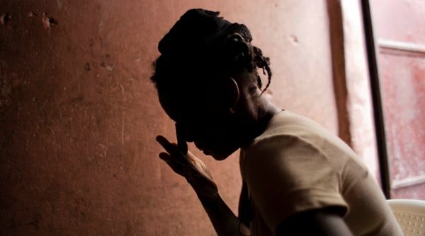 Se fuga Riko, haitiano que intimidaba a familiares de niñas abusadas sexualmente por el recluido Simón Benua Kelly