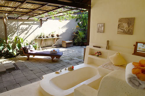 The favorites of natural bathroom style are 3 styles. 1. Balinese style