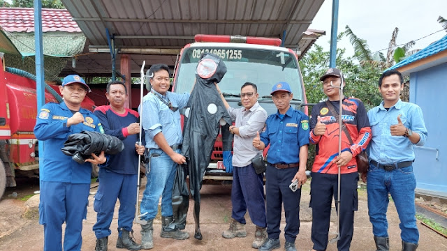 Pemadam Kebakaran Terima Bantuan Dari  PT Pamapersada Nusantara 