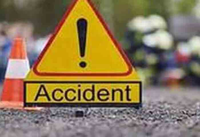 Kollam, News, Kerala, Car, Fire, hospital, Death, Injured, Kollam: Woman died in road accident.