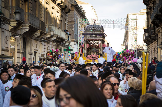 Festa di Sant'Agata a Catania-Giro esterno-Processione dei fedeli devoti con la vara