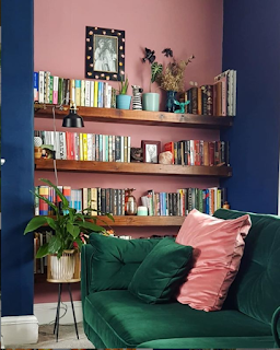 pink and navy blue livingroom with emerald velvet sofa