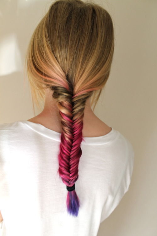 Daydreaming Girl Cara  mengepang rambut  ala Fishtail