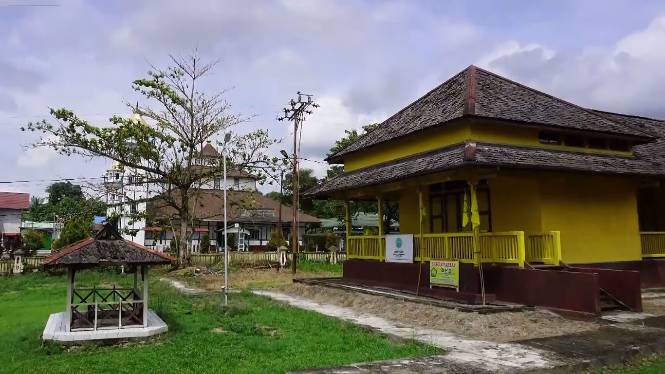 Situs Batu Kundur ini berada dihalaman Kesultanan Sintang