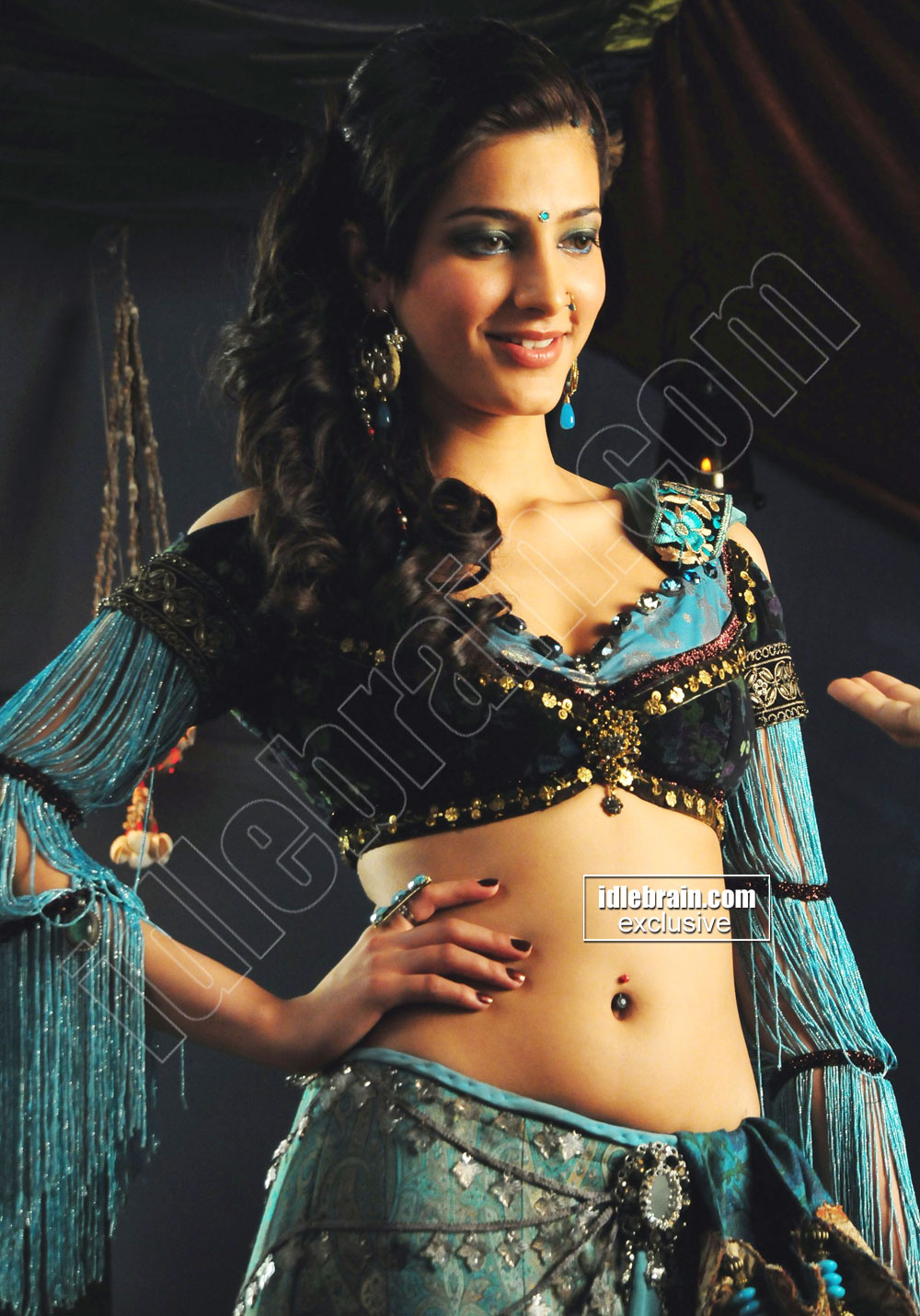 SHRUTI HASAAN's hot and spicy navel show
