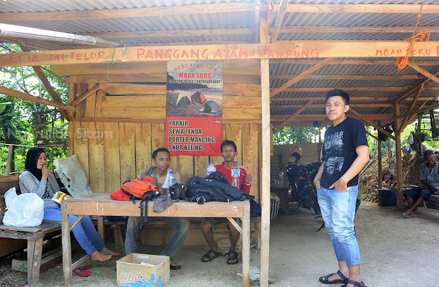 Duduk di teras rumah mbah Soro, beliau hanya kelihatan sedikit 