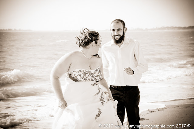 photo mariés qui courrent sur la plage en sépia 