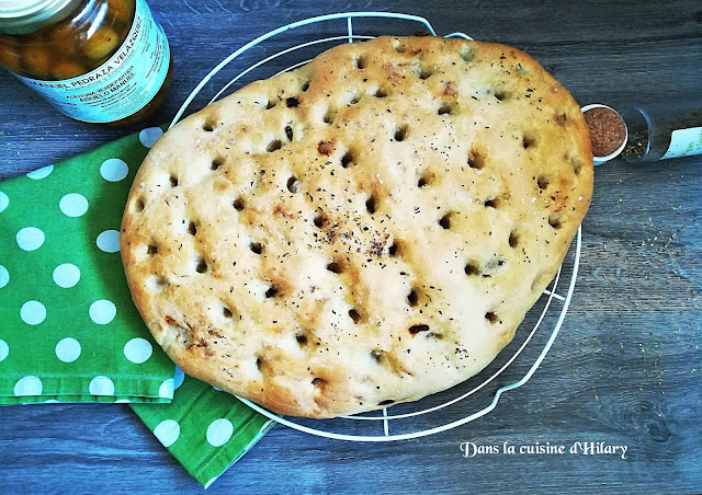 Focaccia aux olives cassées et lomo - Dans la cuisine d'Hilary