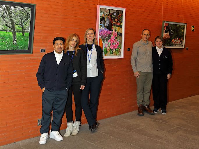 El personal del Centro Cultural "Emilia Pardo Bazán" y el Creatiz y artista José Antonio Fontal Álvarez en el Distrito de Salamanca en Madrid