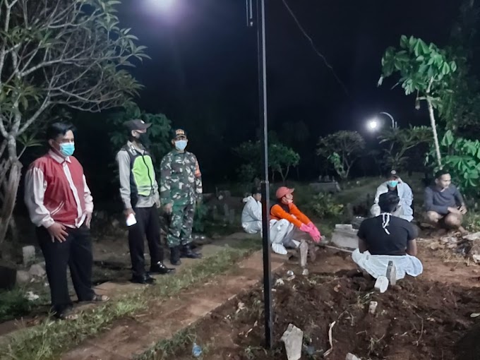 Polsek Siman Polres Ponorogo Melaksanakan Pengamanan Pemakaman Jenazah Pasien Terkonfirmasi Covid 19 Di Kel. Mangunsuman Kecamatan Siman