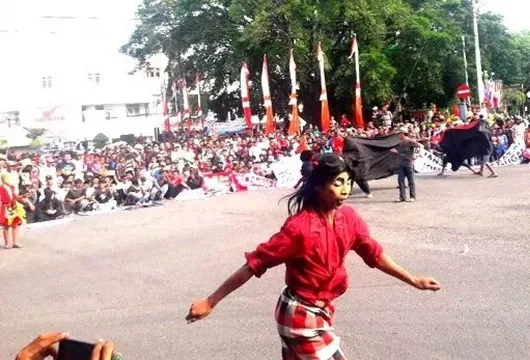 Ini Penampakan ‘Demo Bantengan’ Tuntut Sandi Sujud di Makam Mbah Bisri