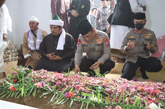 Didampingi Kapolres Simalungun Kapolda Sumut Ucapkan Belasungkawa Saat Hadiri Pemakaman Ibunda Tuan Guru Batak