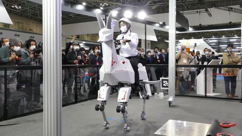 Kawasaki unveiled a goat-shaped robot and a human-like robot at Tokyo!
