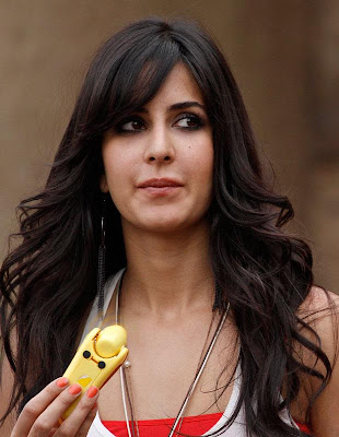 katrina kaif looks on during the shooting_FilmyFun.blogspot.com